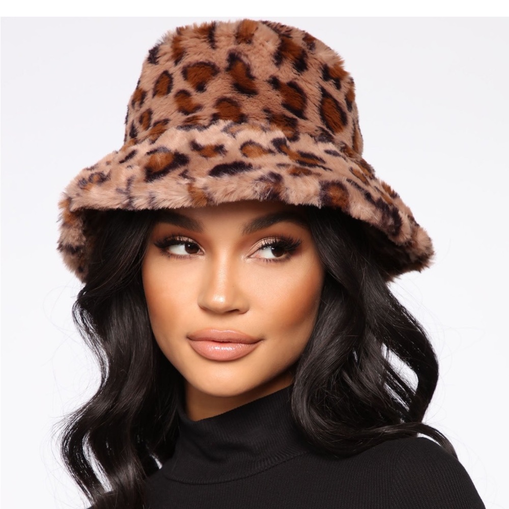 *NWT* Faux Fur leopard print Bucket Hat